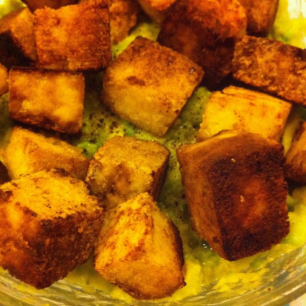 ricetta: tofu saltato nella soia e patè all'avocado